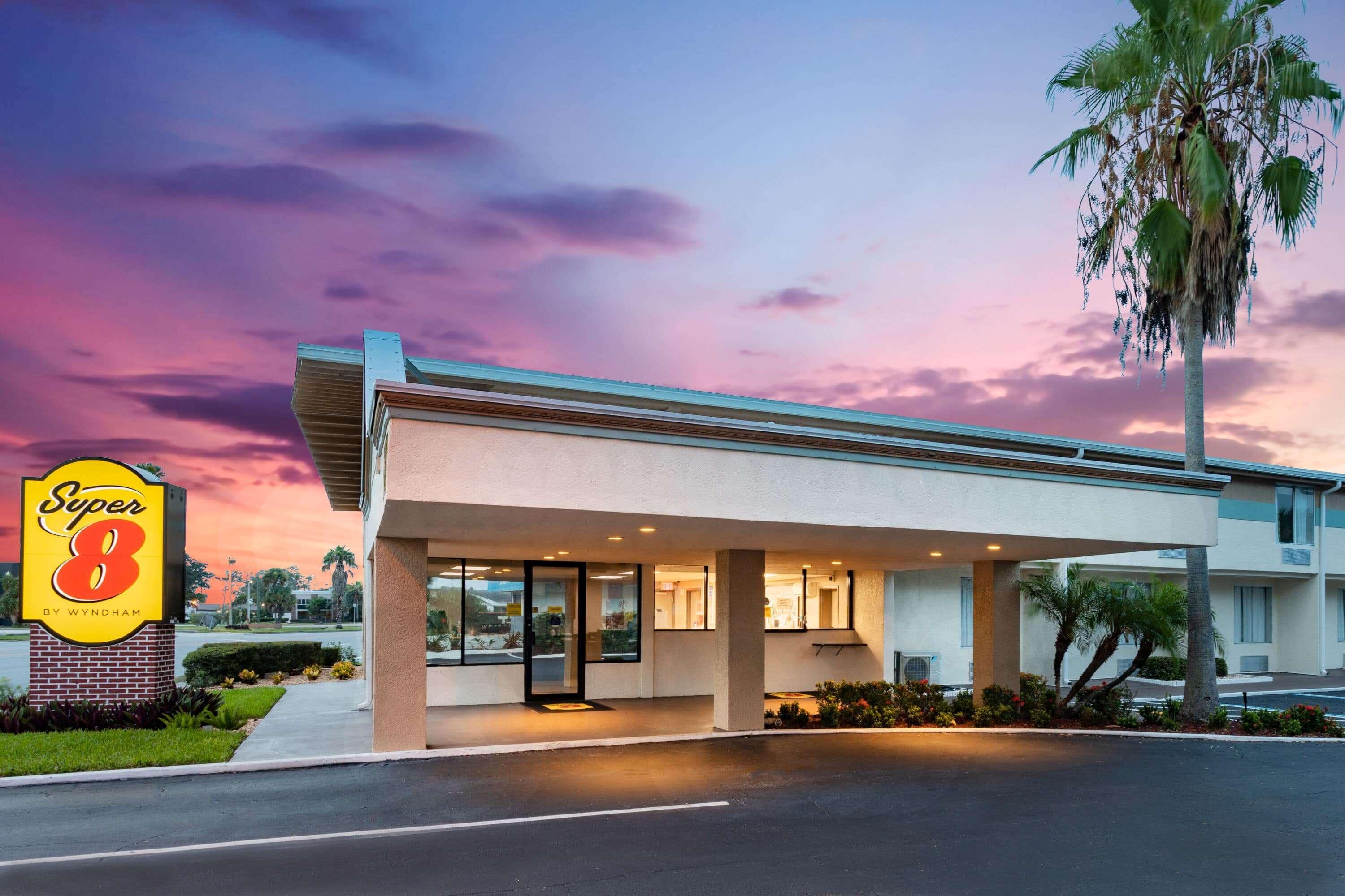 Super 8 By Wyndham Melbourne Motel Exterior photo
