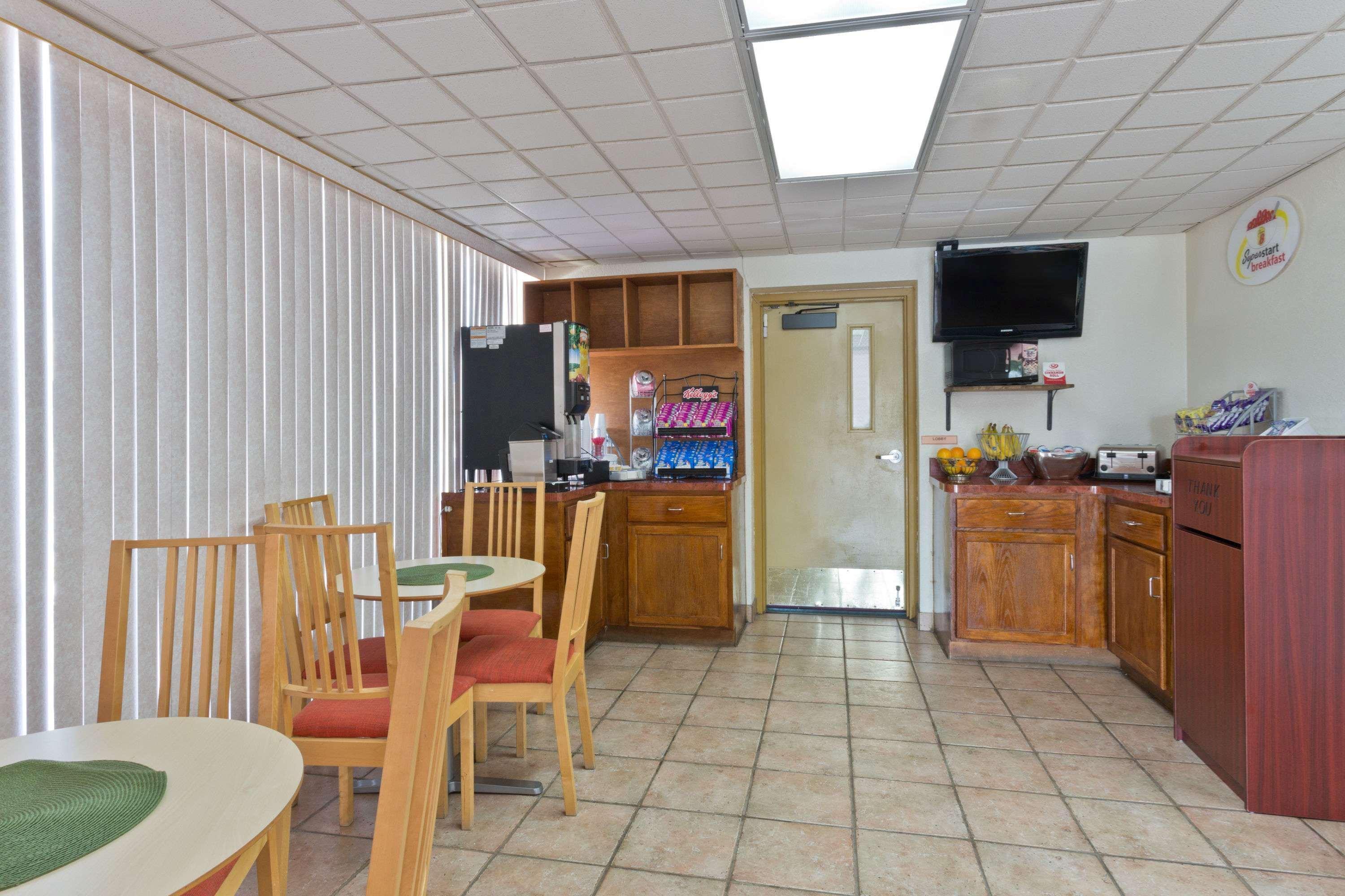 Super 8 By Wyndham Melbourne Motel Exterior photo
