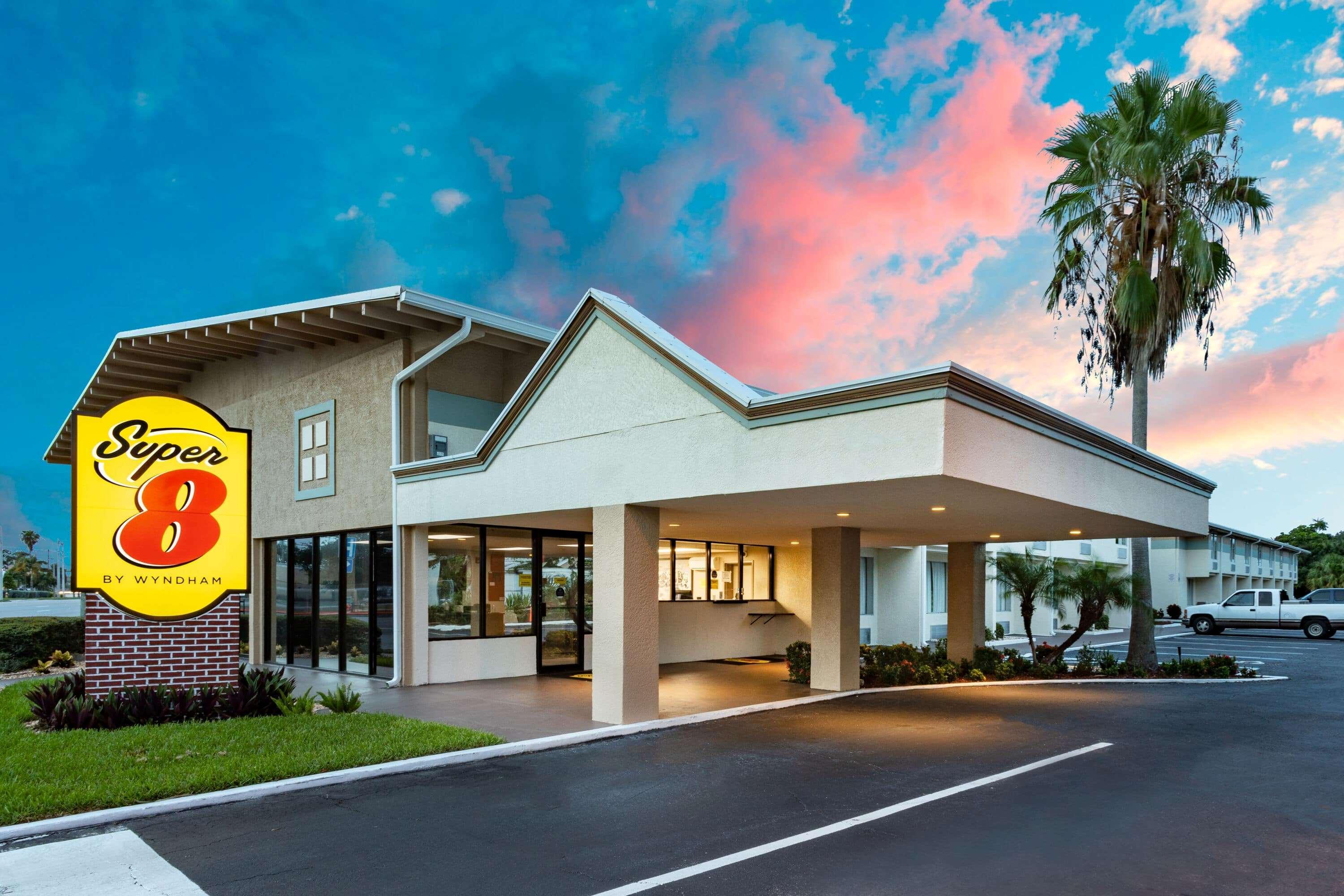 Super 8 By Wyndham Melbourne Motel Exterior photo